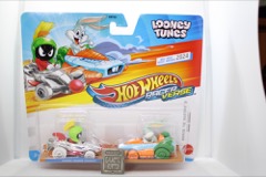 Mattel Hot Wheels Racer Verse Marvin the Martian & Bugs Bunny Die-Cast Metal Vehicle