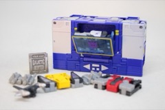 Hasbro Transformers Studio Series 86 Soundwave with Buzzsaw, Laserbeak, and Ravage