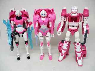 Hasbro Transformers Generations War for Cybertron Earthrise Deluxe Arcee Action Figure