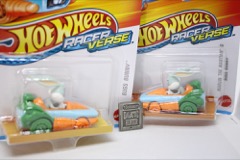 Mattel Hot Wheels Racer Verse Marvin the Martian & Bugs Bunny Die-Cast Metal Vehicle